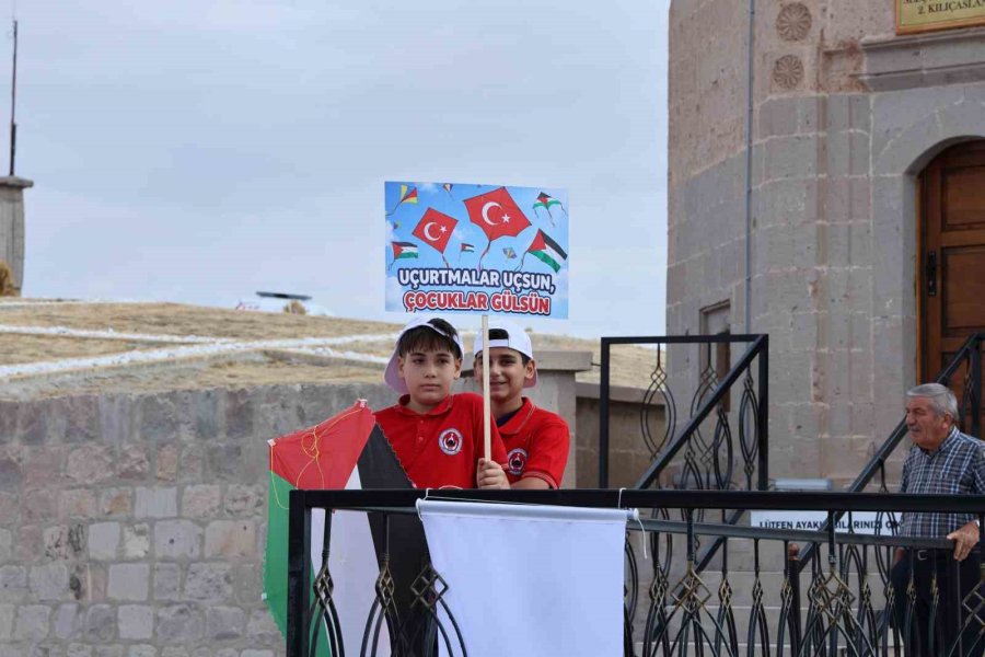 Yüzlerce Uçurtma Filistinli Çocuklar İçin Uçuruldu