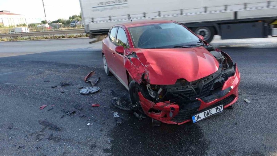 Antalya’da Kamyonet İle Otomobil Çarpıştı