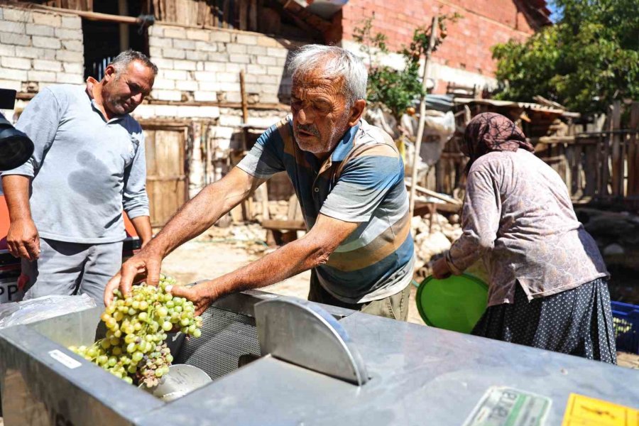 Büyükşehir’den Üzüm Üreticilerine Makine Desteği