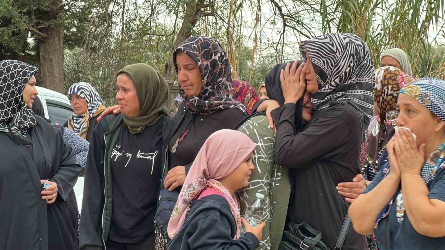 Antalya Aile Faciasında Hayatını Kaybedenler Yan Yana Defnedildi, Cenazede Gözyaşları Sel Oldu