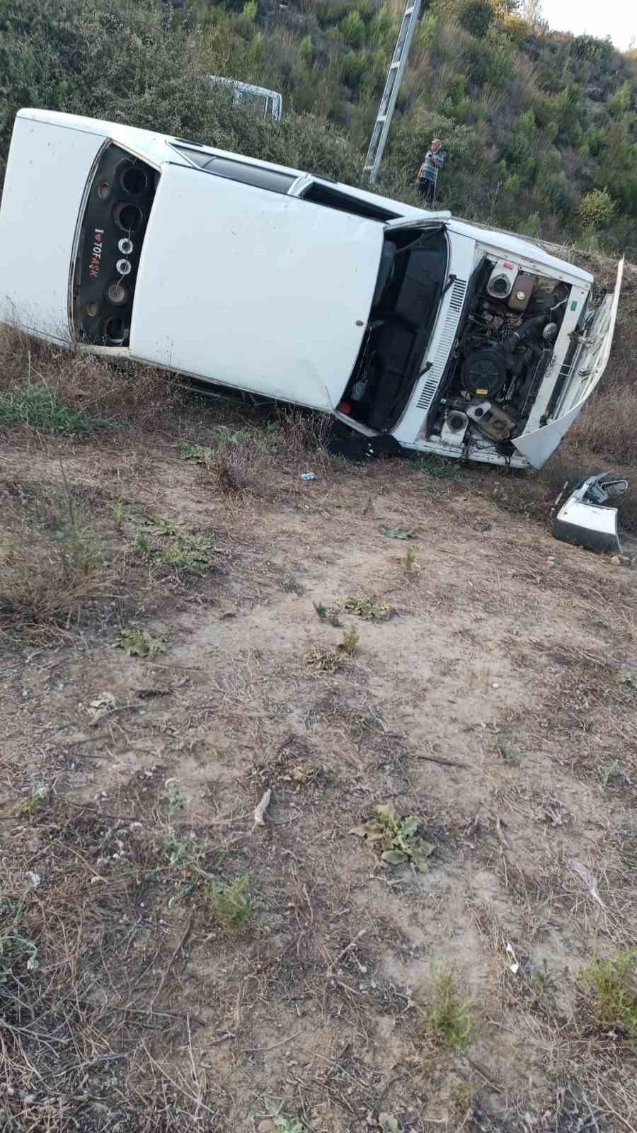 Antalya’da Şarampole Yuvarlanan Aracın Sürücüsü Yaralandı
