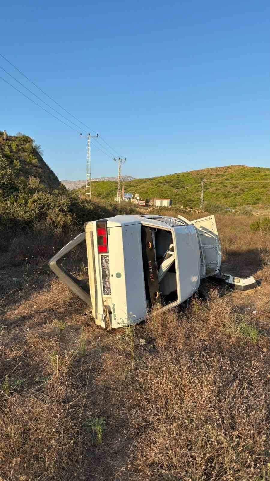 Antalya’da Şarampole Yuvarlanan Aracın Sürücüsü Yaralandı