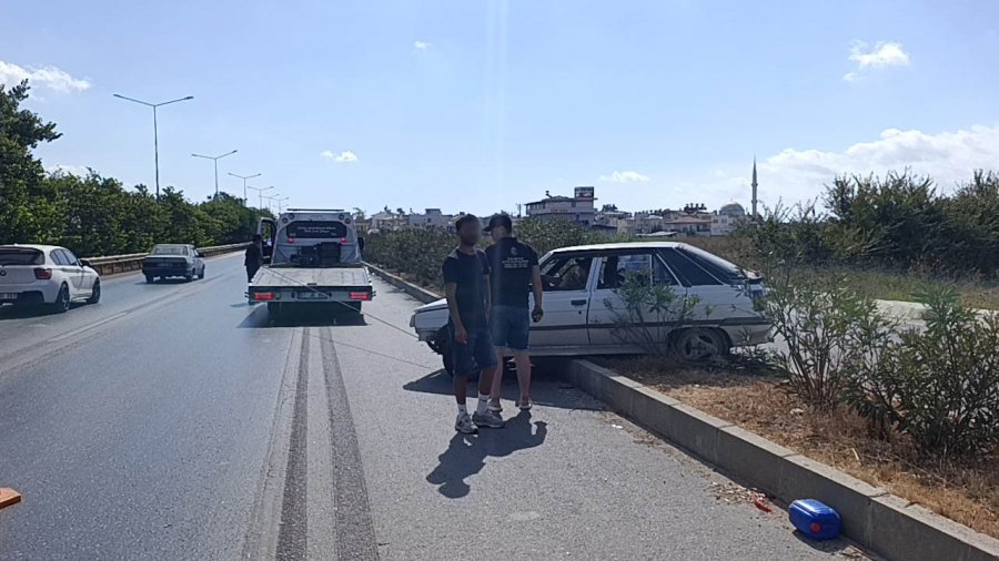 Manavgat’ta Kaza Yapan Araç Refüjde Asılı Kaldı