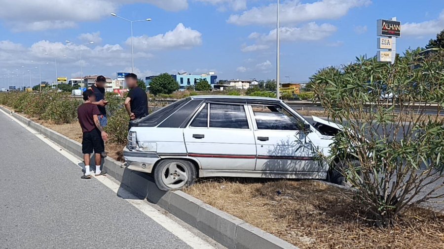 Manavgat’ta Kaza Yapan Araç Refüjde Asılı Kaldı