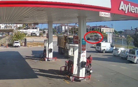 Antalya’da Kamyonet İle Otomobil Çarpıştı