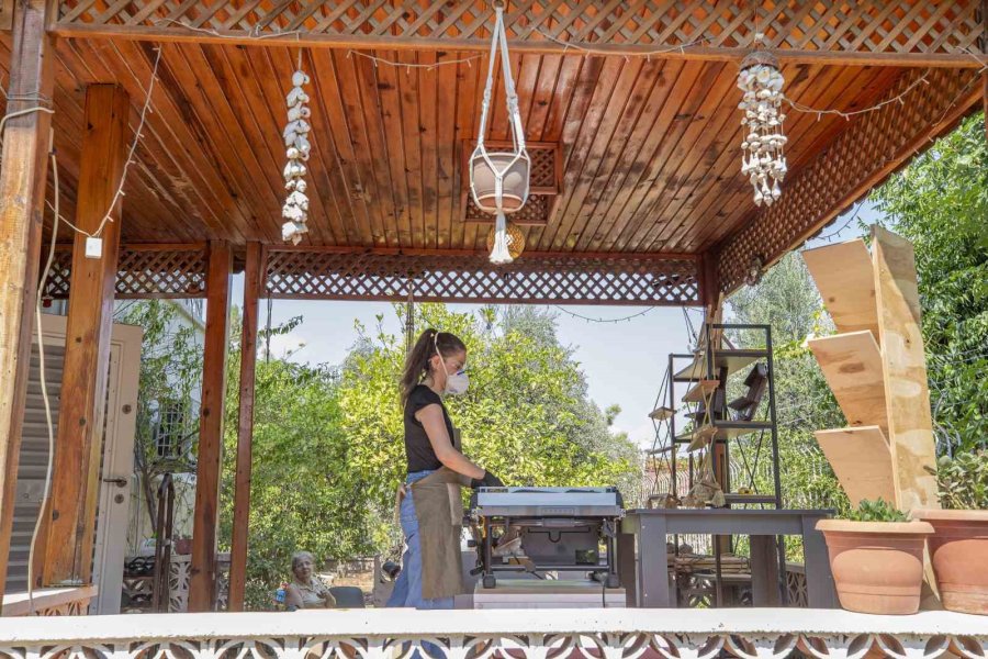 Mersin’de Aldığı Eğitimle Evini Atölyeye Çevirdi