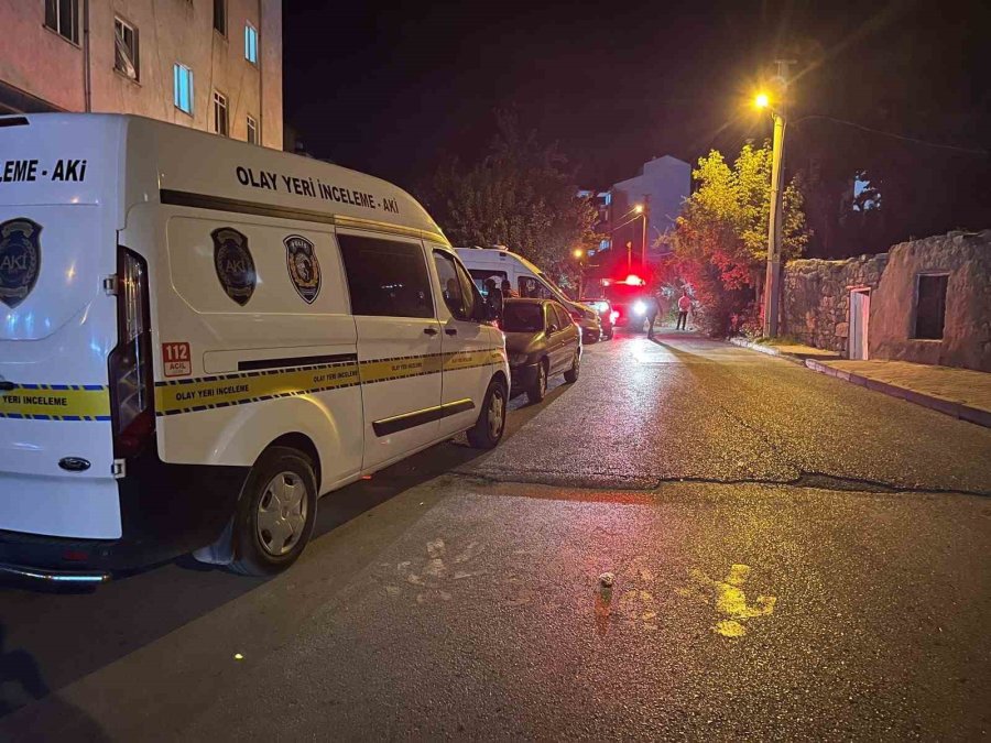 Niğde’de Park Halindeki Otomobil Yandı