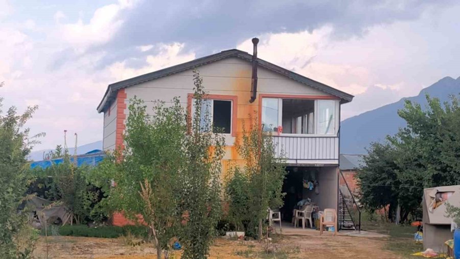 Antalya Aile Faciasında Hayatını Kaybedenler Yan Yana Defnedildi, Cenazede Gözyaşları Sel Oldu