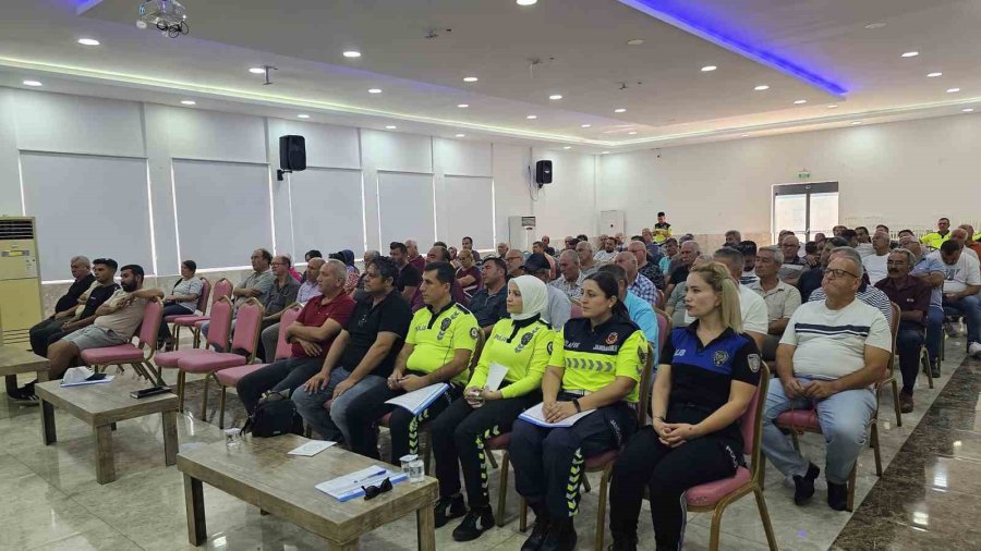 Silifke’de Okul Servis Sürücülerine Trafik Eğitimi