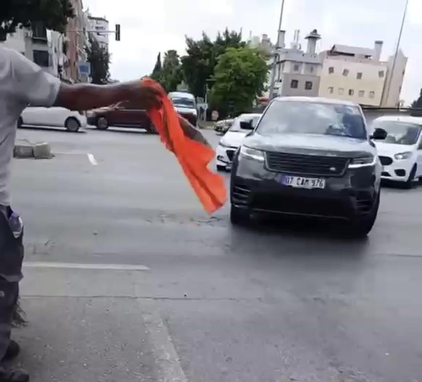 Süpürgeyi Bıraktı, Üzerinden Çıkardığı Yeleğini Can Kurtarmak İçin Salladı