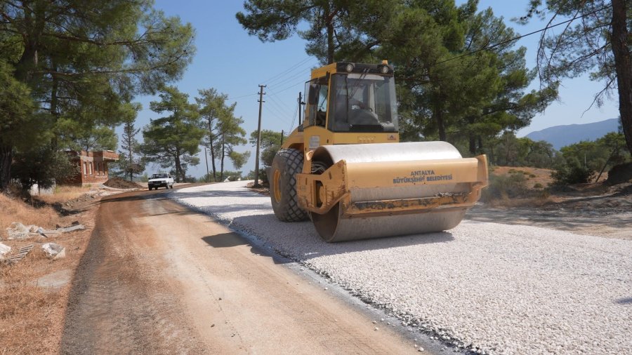 Kaş’ın Üç Mahallesini Bağlayan 16 Kilometrelik Yol Asfaltlanıyor