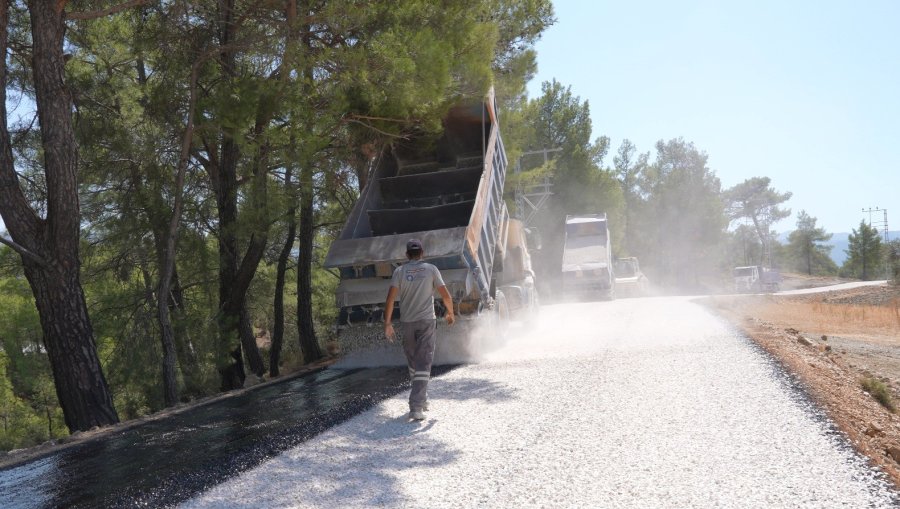 Kaş’ın Üç Mahallesini Bağlayan 16 Kilometrelik Yol Asfaltlanıyor