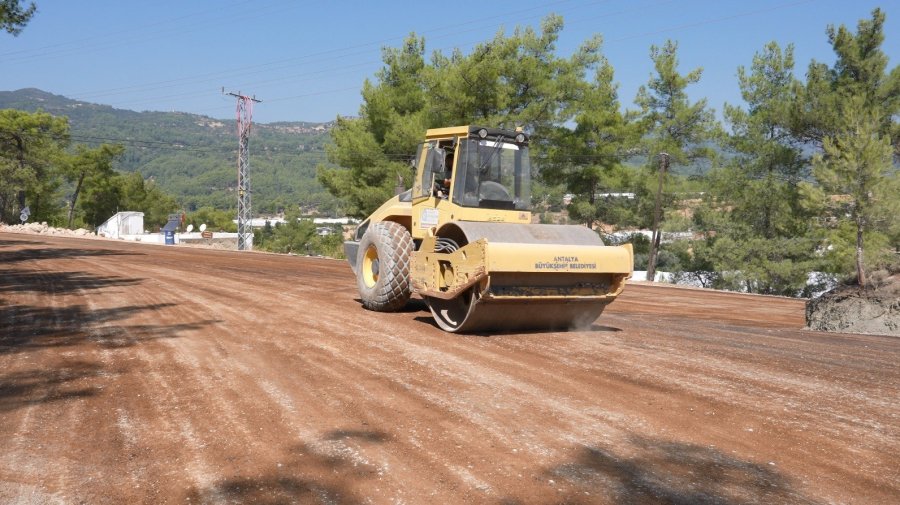 Kaş’ın Üç Mahallesini Bağlayan 16 Kilometrelik Yol Asfaltlanıyor