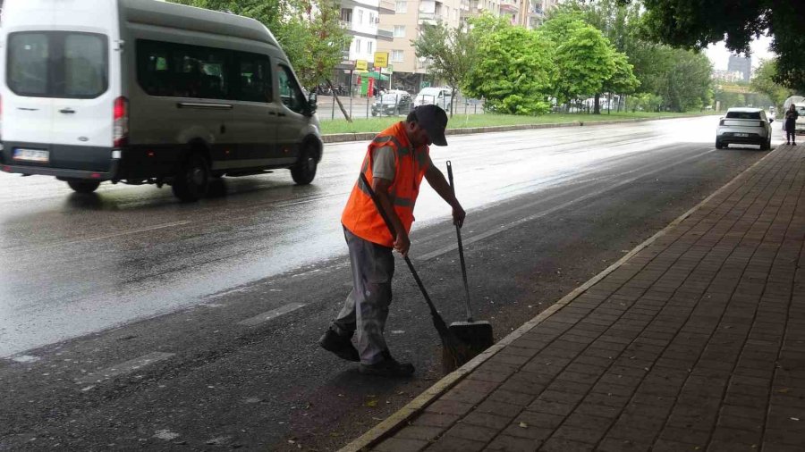 Süpürgeyi Bıraktı, Üzerinden Çıkardığı Yeleğini Can Kurtarmak İçin Salladı