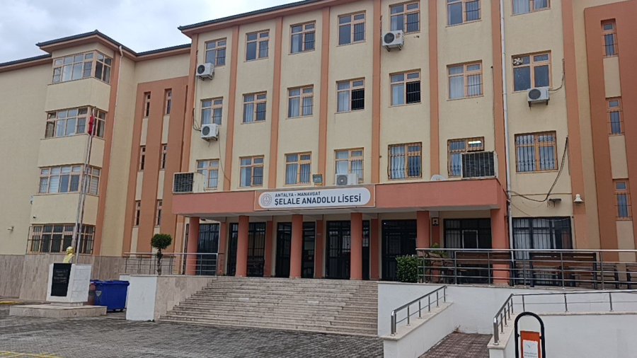 Devrilen Traktörün Altında Kalan Edebiyat Öğretmeni Hayatını Kaybetti