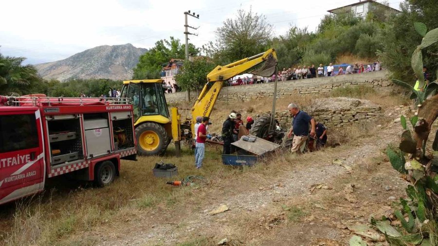Devrilen Traktörün Altında Kalan Edebiyat Öğretmeni Hayatını Kaybetti