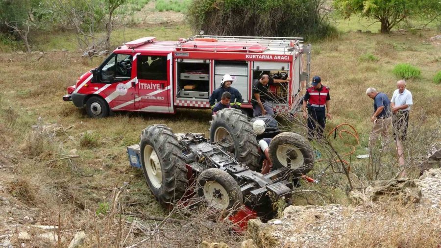 Devrilen Traktörün Altında Kalan Edebiyat Öğretmeni Hayatını Kaybetti