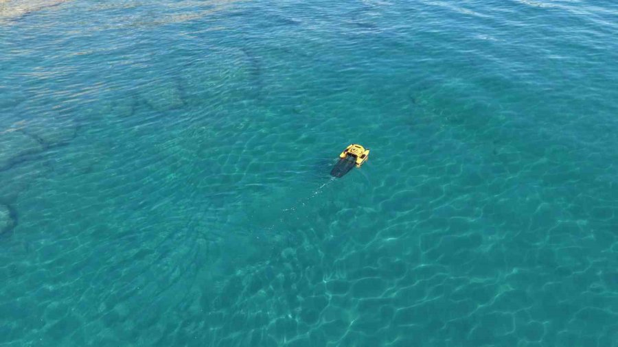 Kemer’de Deniz Ve Sahilde Aynı Anda Temizlik