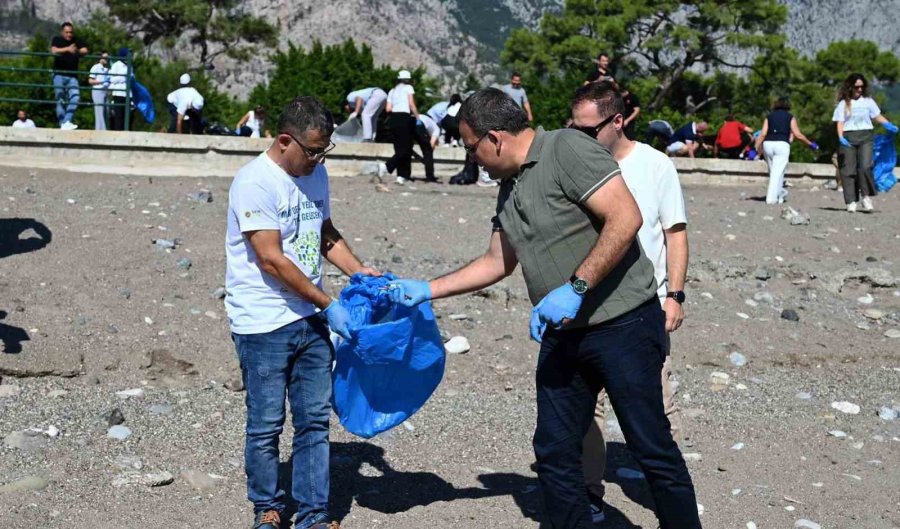 Kemer’de Deniz Ve Sahilde Aynı Anda Temizlik