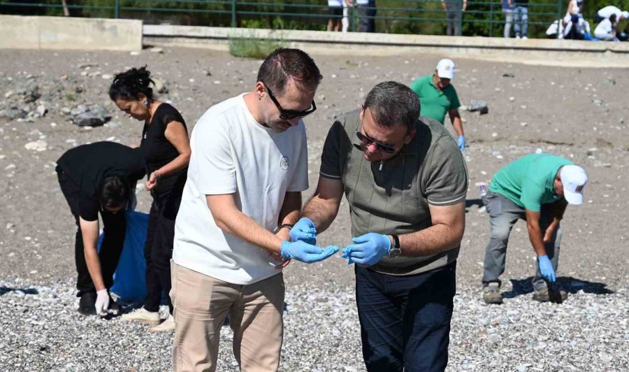 Kemer’de Deniz Ve Sahilde Aynı Anda Temizlik