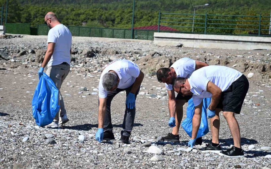 Kemer’de Deniz Ve Sahilde Aynı Anda Temizlik