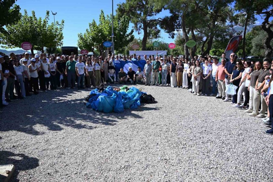 Kemer’de Deniz Ve Sahilde Aynı Anda Temizlik