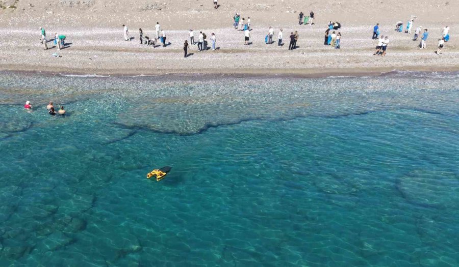 Kemer’de Deniz Ve Sahilde Aynı Anda Temizlik