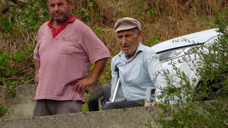 Devrilen Traktörün Altında Kalan Edebiyat Öğretmeni Hayatını Kaybetti