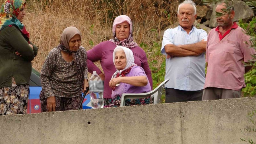 Devrilen Traktörün Altında Kalan Edebiyat Öğretmeni Hayatını Kaybetti