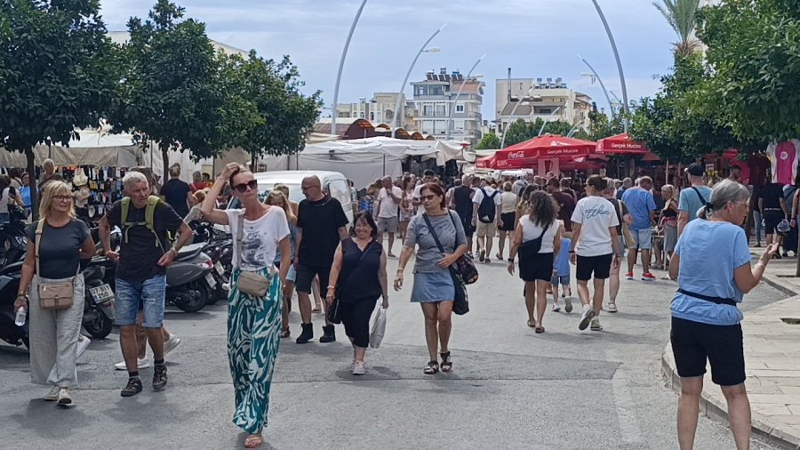 Manavgat Semt Pazarına Turist Akını Esnafın Yüzünü Güldürdü