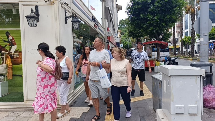 Manavgat Semt Pazarına Turist Akını Esnafın Yüzünü Güldürdü