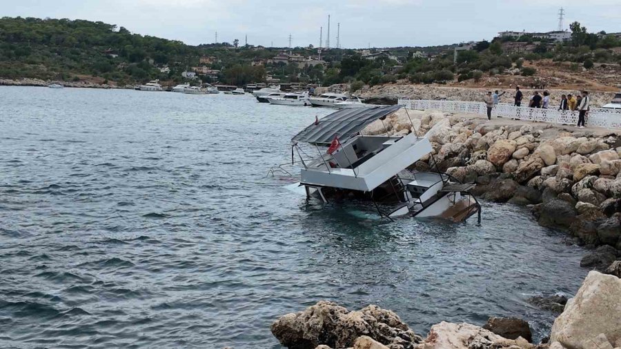Fırtına Tekneyi Kıyıya Vurdu, Kısmen Batırdı