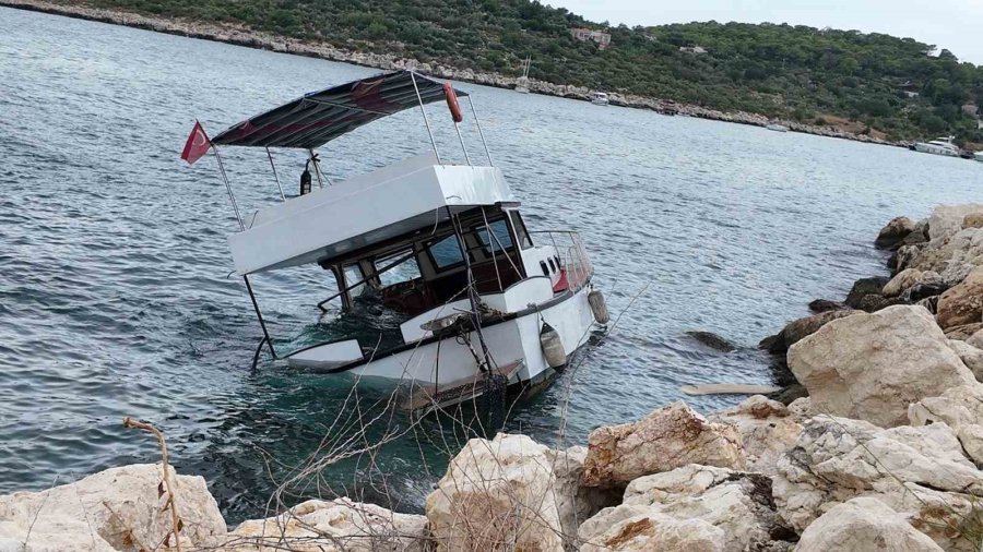 Fırtına Tekneyi Kıyıya Vurdu, Kısmen Batırdı