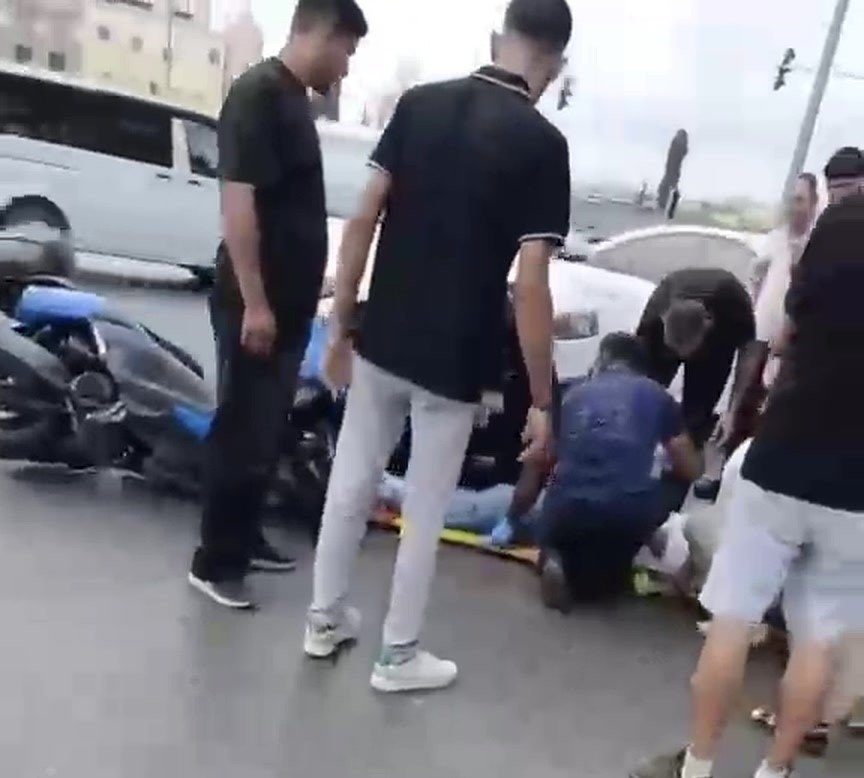 Süpürgeyi Bıraktı, Üzerinden Çıkardığı Yeleğini Can Kurtarmak İçin Salladı