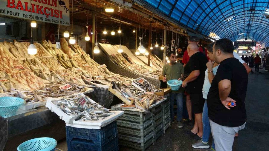 Mersin’de Av Yasağının Kalkmasıyla Balık Tezgahları Şenlendi