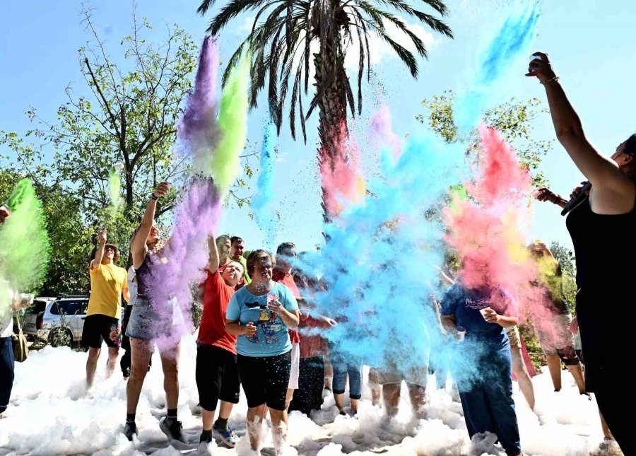 Engelsiz Kafe Öğrencileri Yeni Eğitim Yılını Köpük Partisiyle Karşıladı