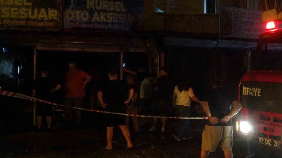 Antalya’da İki İş Yerinde Yangın: Alevler Üst Kattaki Eve De Zarar Verdi