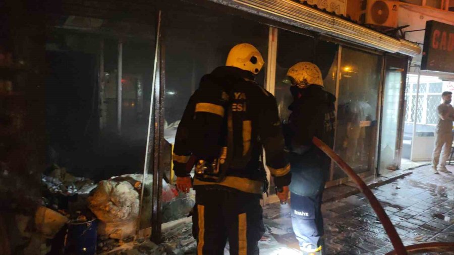 Antalya’da İki İş Yerinde Yangın: Alevler Üst Kattaki Eve De Zarar Verdi