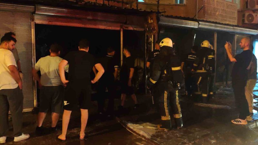 Antalya’da İki İş Yerinde Yangın: Alevler Üst Kattaki Eve De Zarar Verdi
