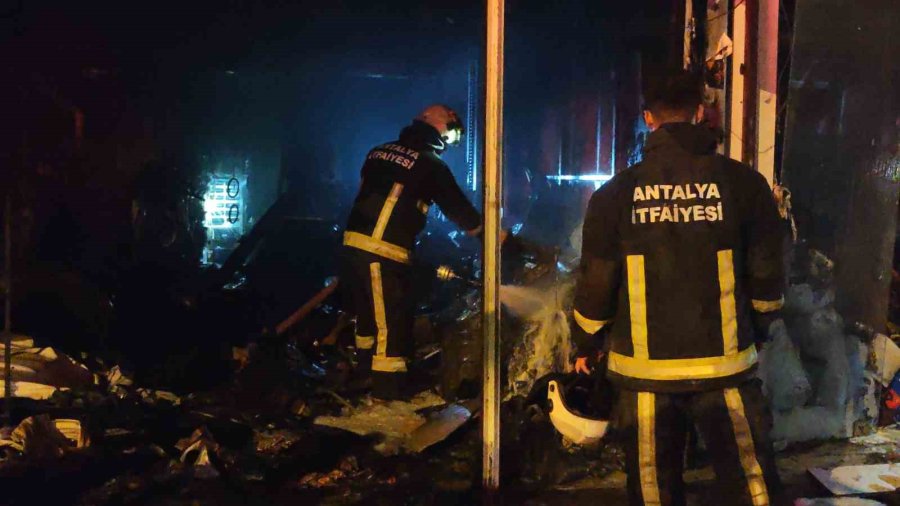 Antalya’da İki İş Yerinde Yangın: Alevler Üst Kattaki Eve De Zarar Verdi