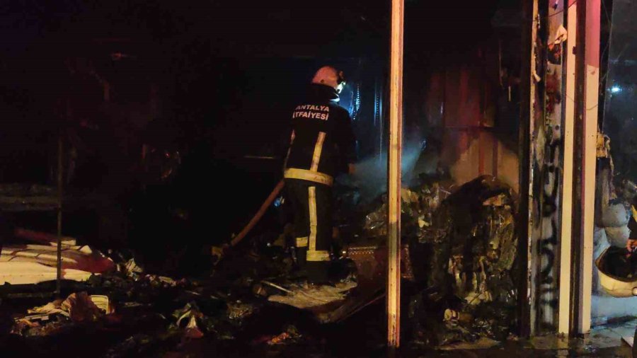 Antalya’da İki İş Yerinde Yangın: Alevler Üst Kattaki Eve De Zarar Verdi