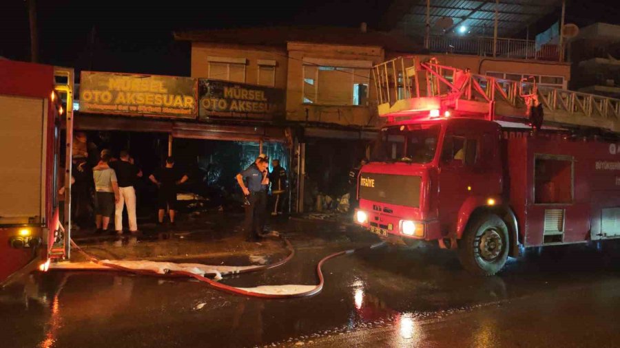 Antalya’da İki İş Yerinde Yangın: Alevler Üst Kattaki Eve De Zarar Verdi