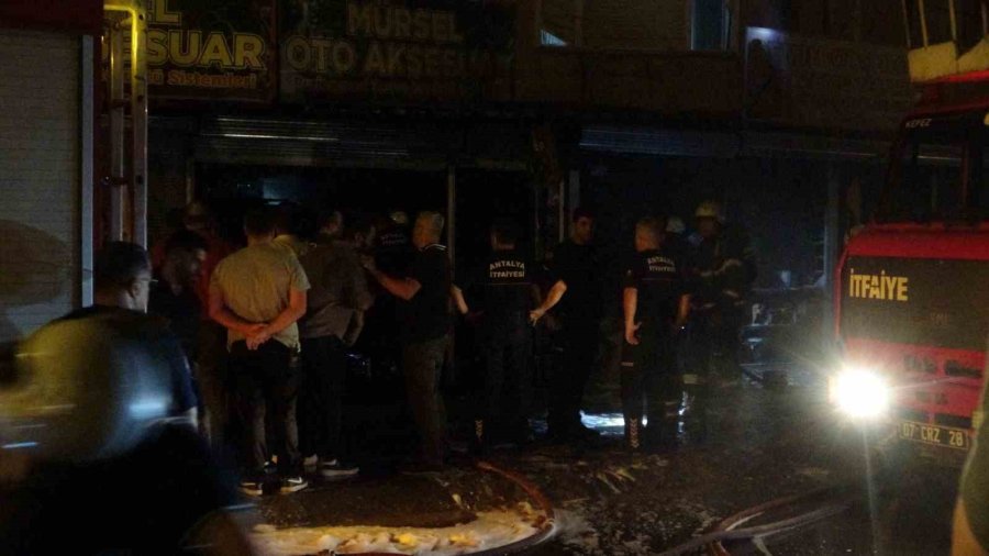 Antalya’da İki İş Yerinde Yangın: Alevler Üst Kattaki Eve De Zarar Verdi