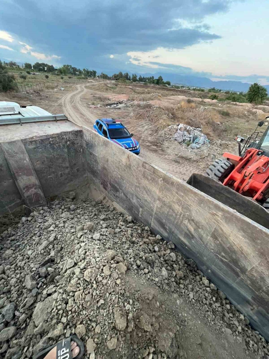 Antalya’da Milli Emlak Arazisinden İzinsiz Kum Alan 3 Şüpheli Gözaltında