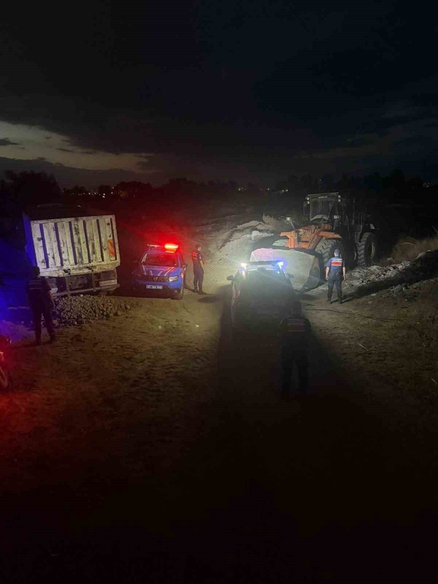 Antalya’da Milli Emlak Arazisinden İzinsiz Kum Alan 3 Şüpheli Gözaltında