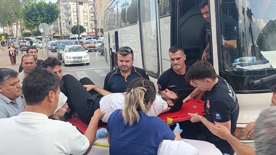 Otobüs İle Otomobil Çarpıştı: 2 Yaralı