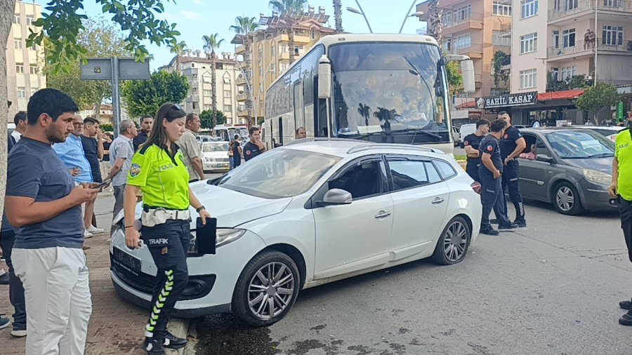 Otobüs İle Otomobil Çarpıştı: 2 Yaralı