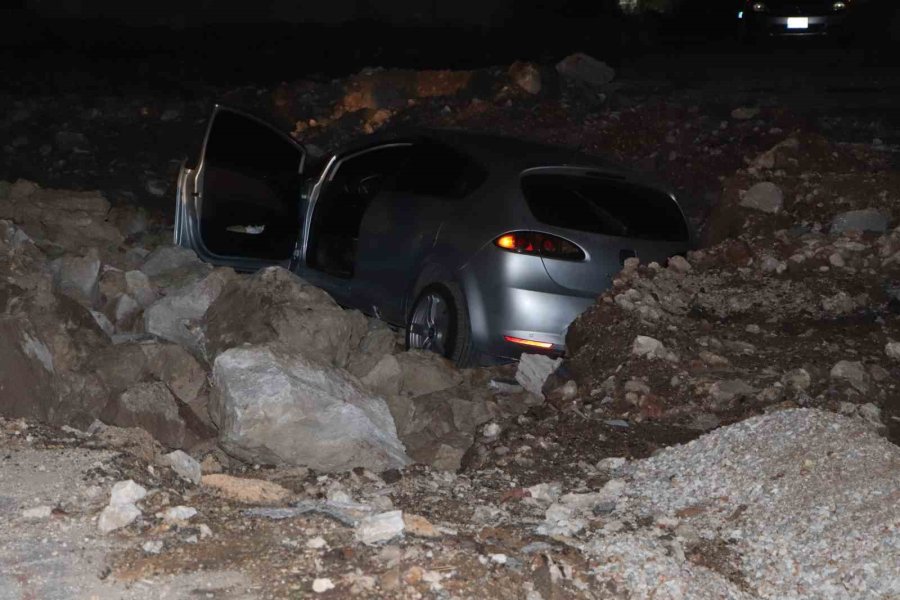 Otomobil İnşaatın Kazı Alanına Uçtu: 2 Yaralı
