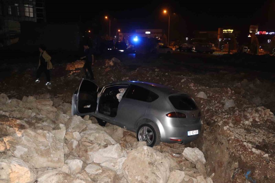 Otomobil İnşaatın Kazı Alanına Uçtu: 2 Yaralı