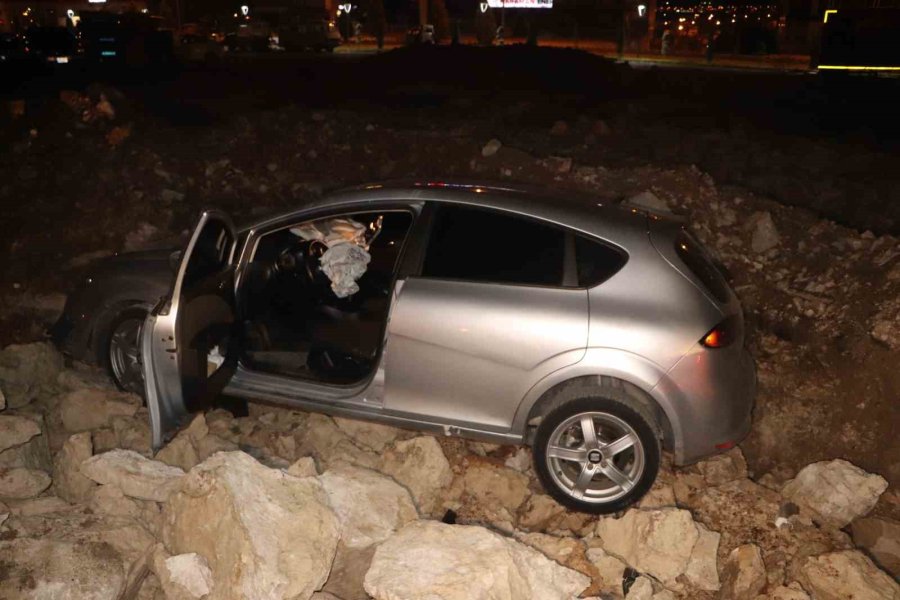 Otomobil İnşaatın Kazı Alanına Uçtu: 2 Yaralı